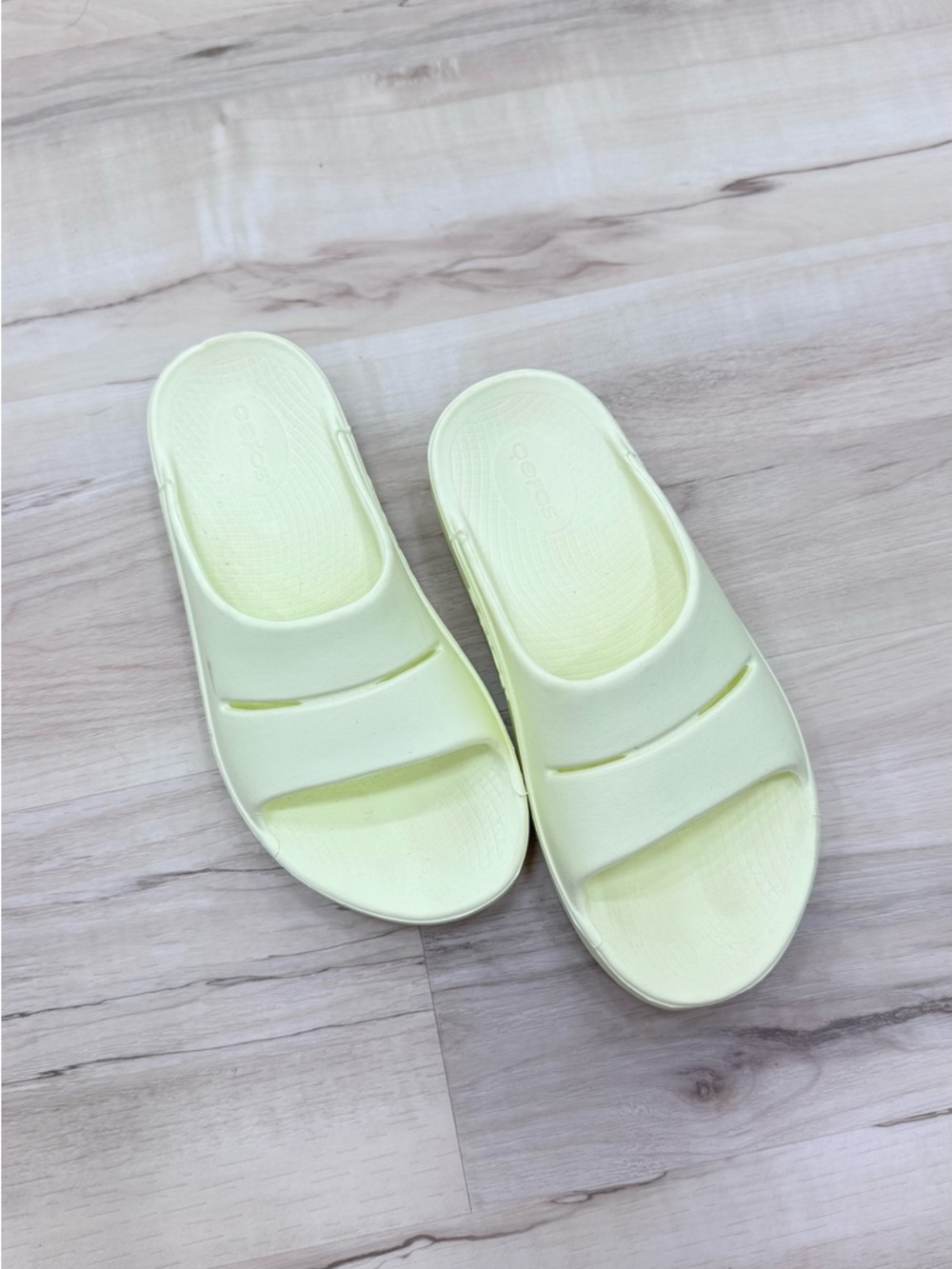 OOFOS women's ooahh recovery slide sandal in mello yellow sz 7 - Picture 4 of 9